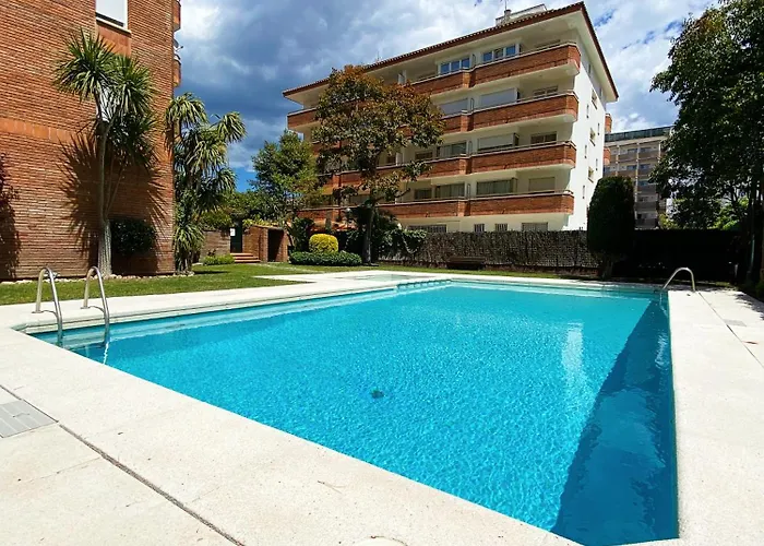 Con Piscina En La Playa De Fenals Апартаменты
